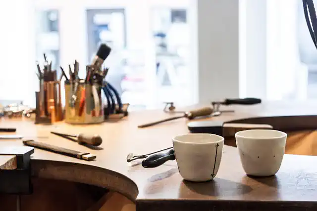 Goldschmied bei der Arbeit